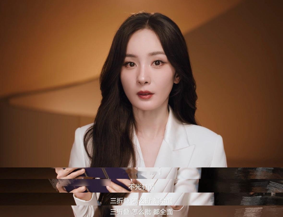 杨幂纯白西装造型杨幂在三折叠二搭视频中的西装造型堪称穿搭范本。挺括的肩线设计衬