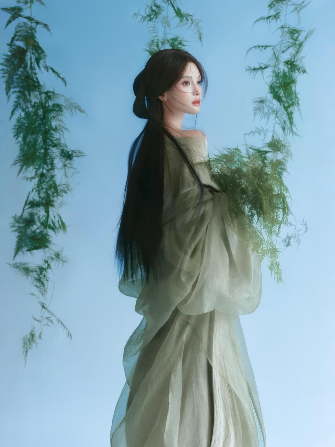 这组清冷唯美人像作品以浅蓝与青绿色系构建视觉基底，色彩的低饱和度处理让画面脱离了