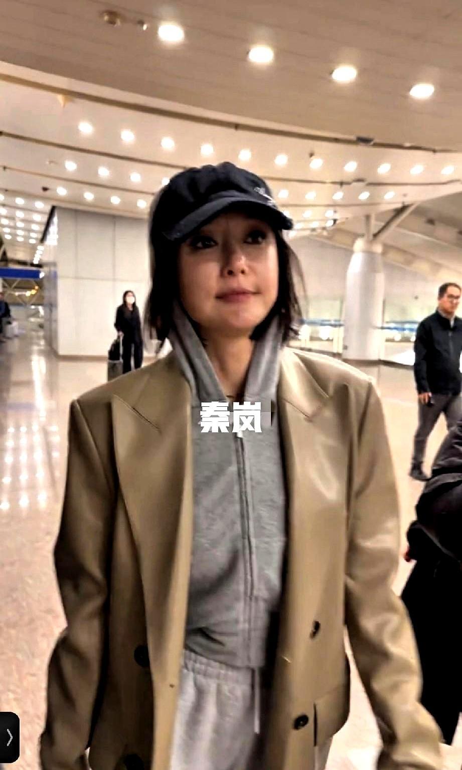 46岁秦岚春晚彩排，厚风衣根本遮不住。央视镜头死死怼着她，一件墨绿风衣裹得