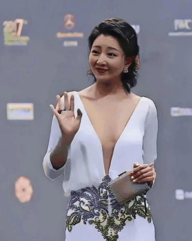 殷桃这么多年来是有多自律啊，这颜值和身材真是绝了。身上一点赘肉都没有，身材依旧匀