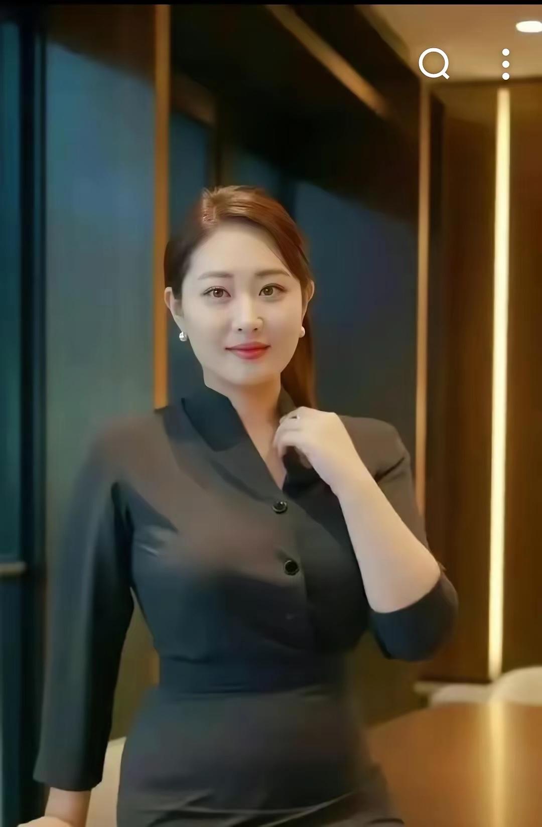 优雅职场女性，自信微笑，魅力无限！