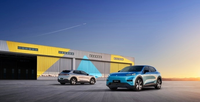 狼队选手们操作拉满、争夺关键资源，场外金色雨应援超亮眼，场内强操作+场外硬应