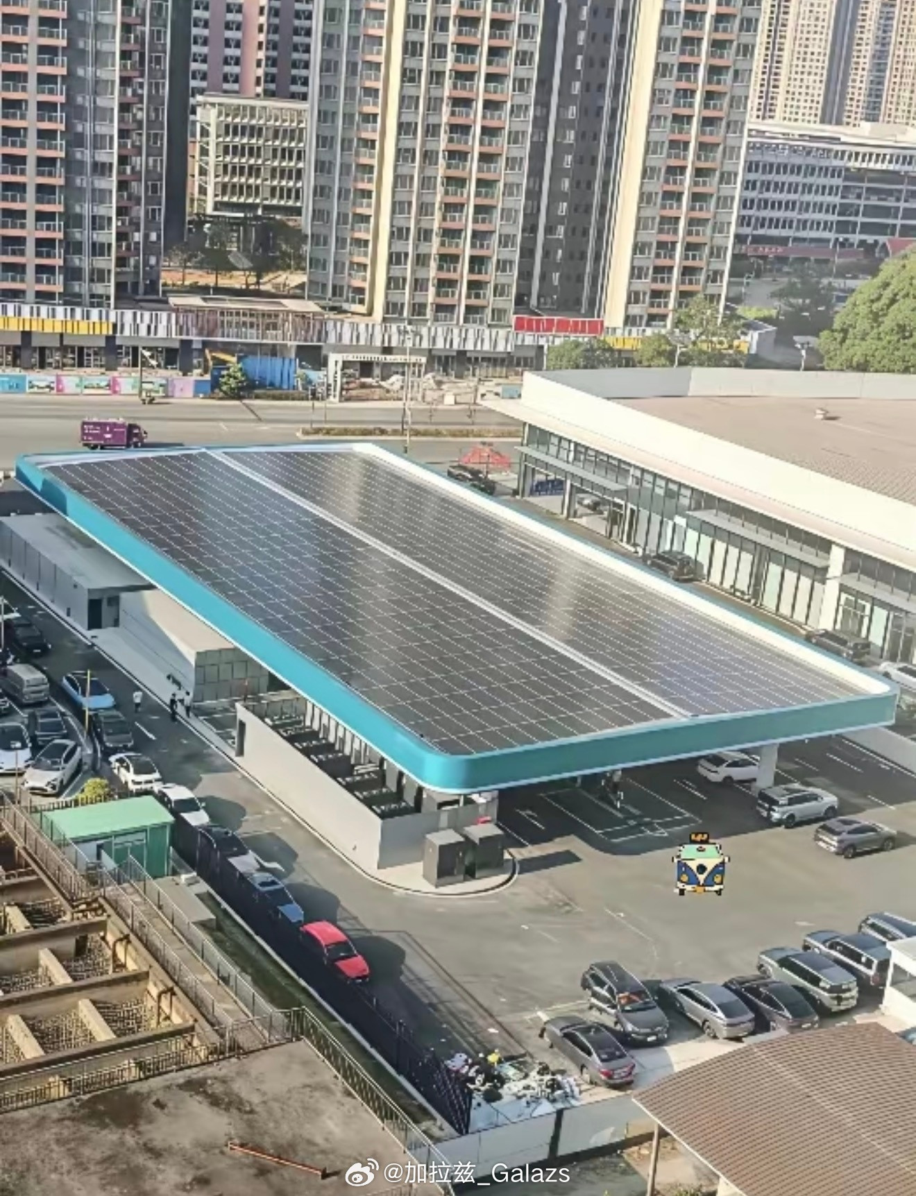 才知道比亚迪闪充顶上竟然全部是太阳能板看了看数据50米X25米，算下来1250