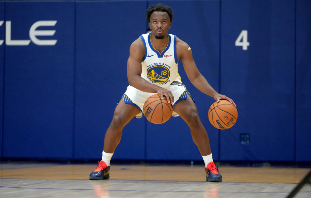 小编爱酱回归勇士队勇士队将以一份双向合同签下LJ·克莱尔。这位今年落选的新秀曾在