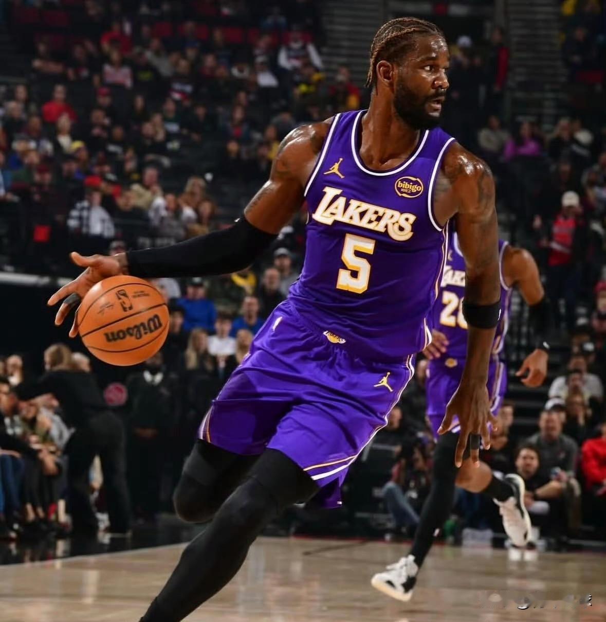 湖人队内线告急！今天，湖人队发布了明日对阵快船队的伤病报告，主力中锋艾顿因右