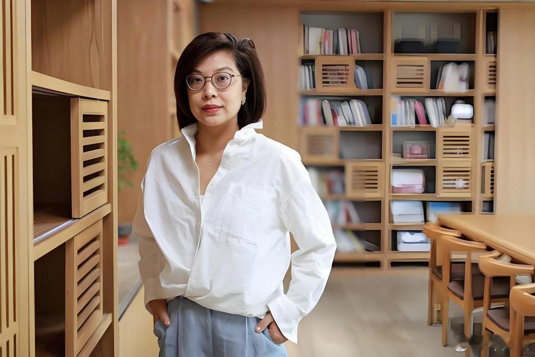张丹丹“自我牺牲”推动社保福利落地北大“神女”张丹丹凭一句“灵活就业是福利”火出了圈，网传她的行政职