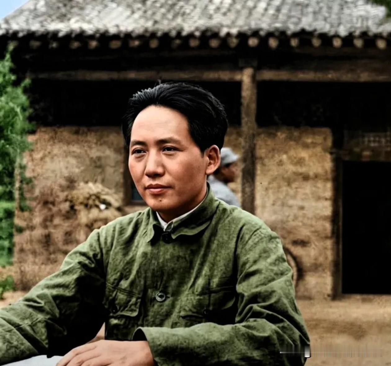 这张照片是1935年长征途中，在四川会理县的一座农家小院前拍摄的✅。当时中