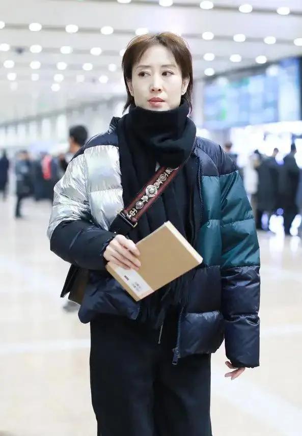 刘敏涛越老越有范儿！羽绒服穿搭帅出新高度50+的刘敏涛也太会穿了！拼色短款