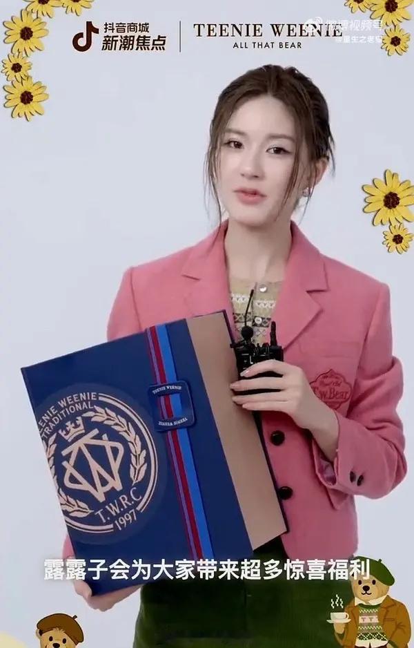 他们俩关系亲密，宛如亲生兄妹。