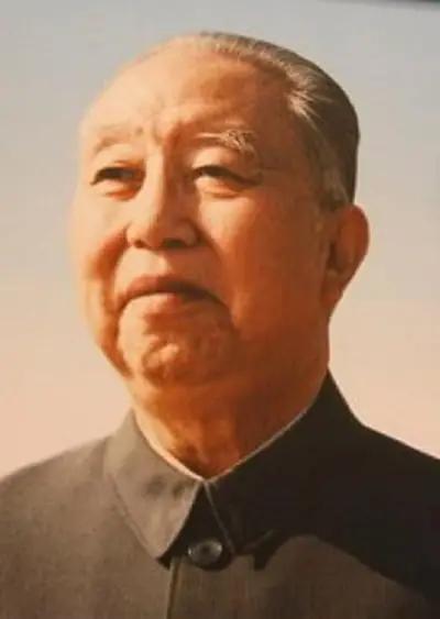 华国锋主席不姓华，你知道吗？这个名字听上去像祖上传下来的牌位，其实是临战改的。