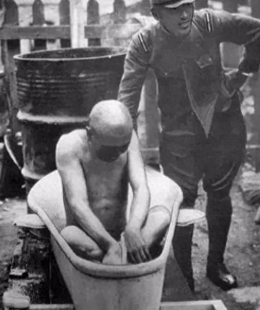 抗战时期，一名日本光头军官带人闯进一农户家，当他们达到目的之后，然后开始静下来洗