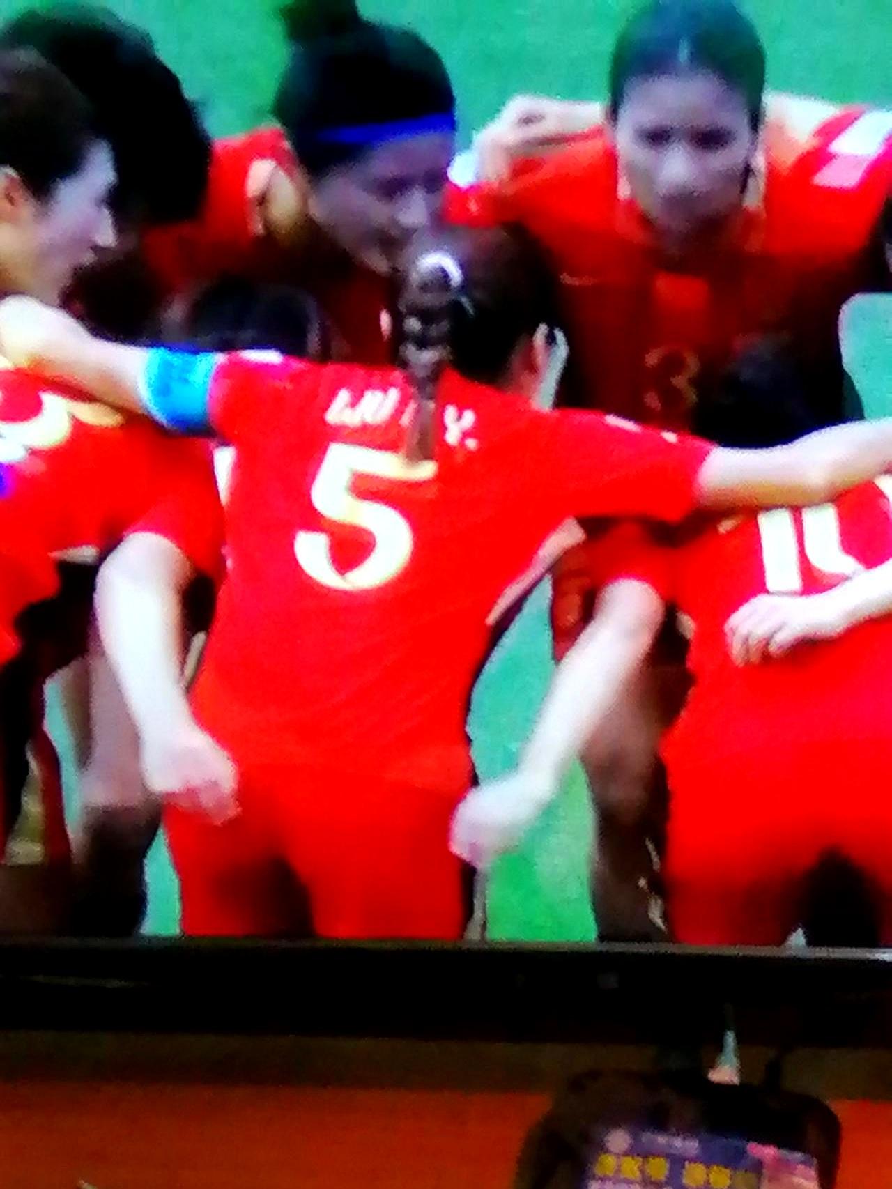 U20女足这比赛看得心惊肉跳，简直是判若两队。面对乌兹别克斯坦队，咱们姑