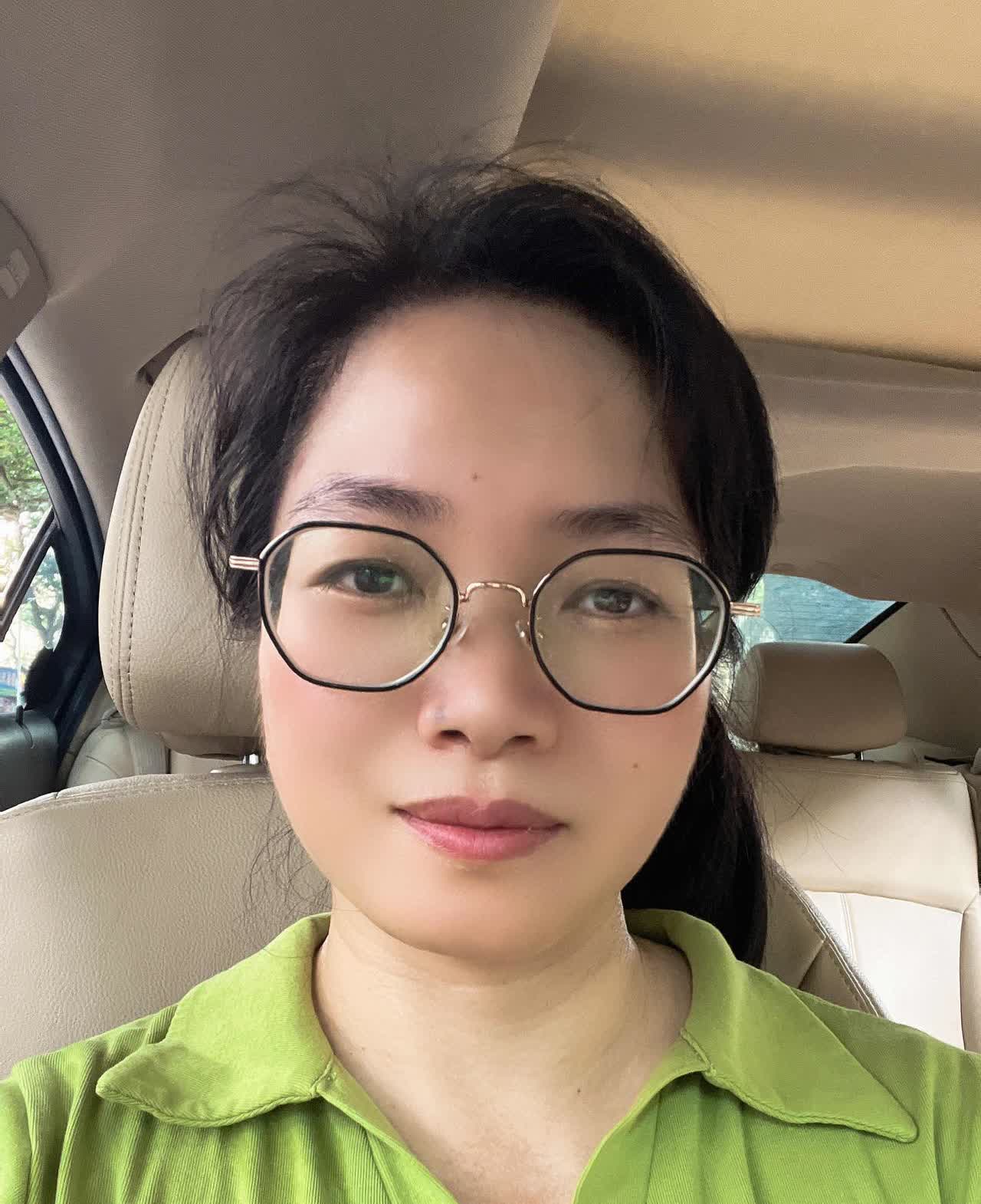 在这个36度的天气里，我坐在车里等着孩子高考出来，车是停在阴凉的树底下，可是坐在