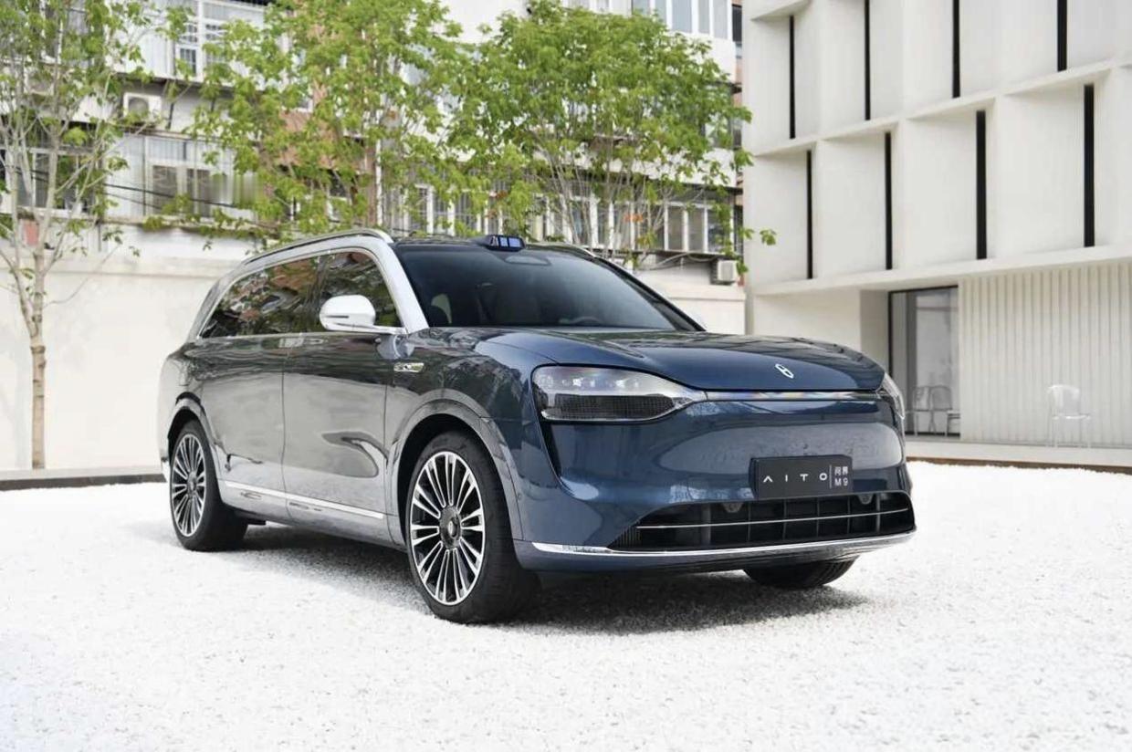 中年换车应优先考虑空间、舒适与气场三大核心需求，选择既能满足家庭出行又能兼顾商务