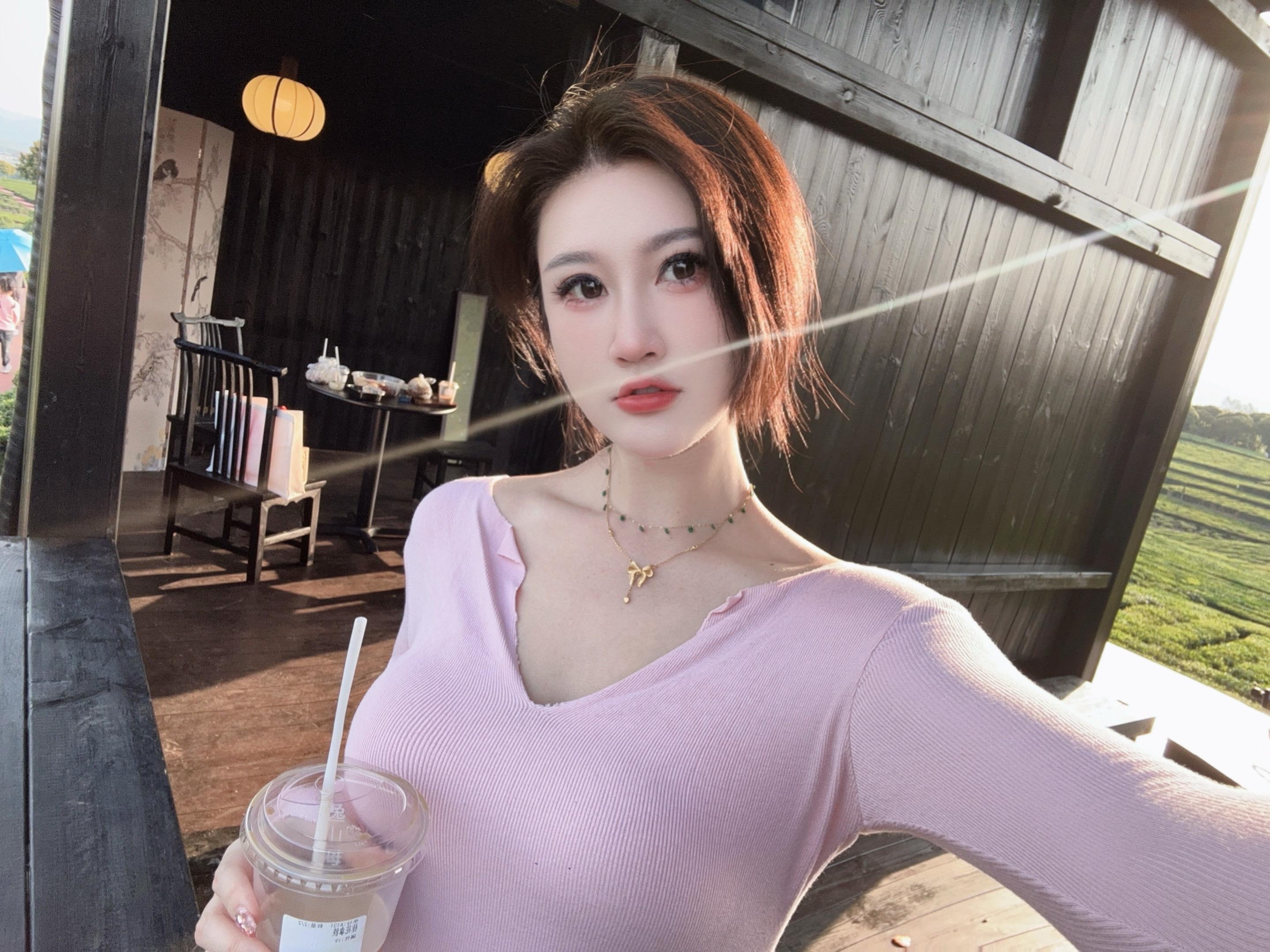 美丽的小姐姐要一起去兜风吗