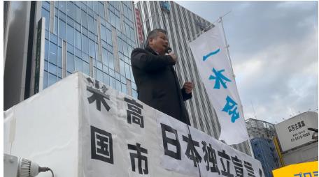 假的日本右翼反中，而真正的日本右翼都是反美的。 大家都知道日本右翼对中国的态