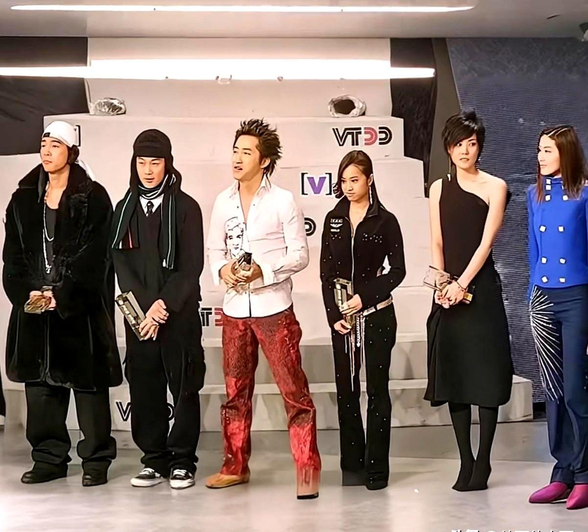 翻开十几年前的合影，别人土得掉渣，她却像穿越来的。把那张老照片放大看。旁边