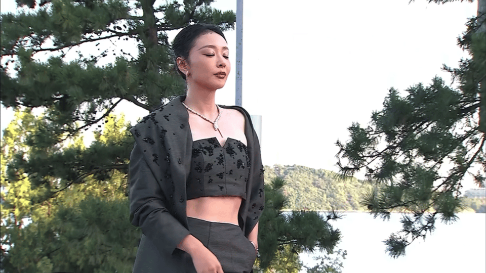 高叶腹肌高叶在栩栩华生时尚文化大赏穿的露脐西装很干练利落，加上腹肌，让造型更有