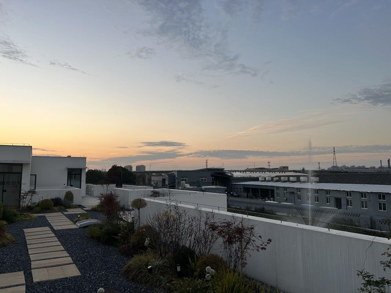 姐妹们说句大实话——咱们这代人啊，得把“优雅老去”重新定义。上周陪我妈住院，