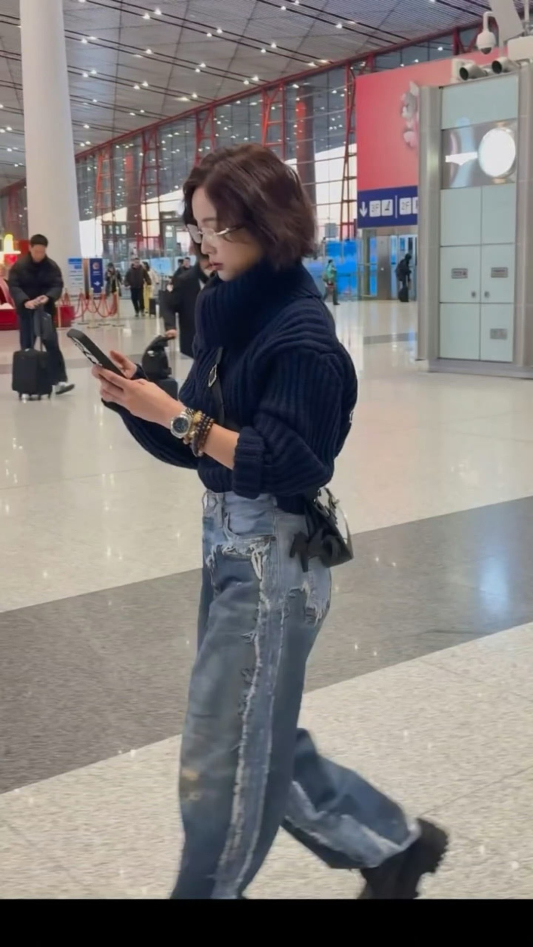 吴宣仪短发像老奶奶出街