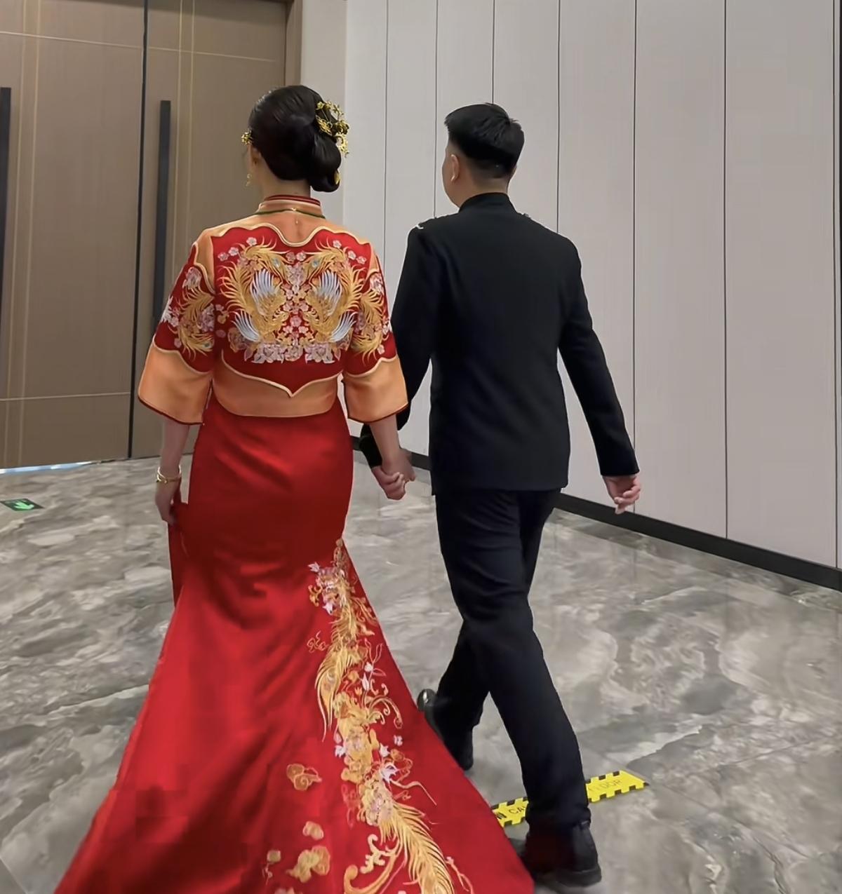 大衣哥前儿媳陈亚男订婚后好幸福，未婚夫是频繁晒幸福！这男的看着有福耳垂大，人