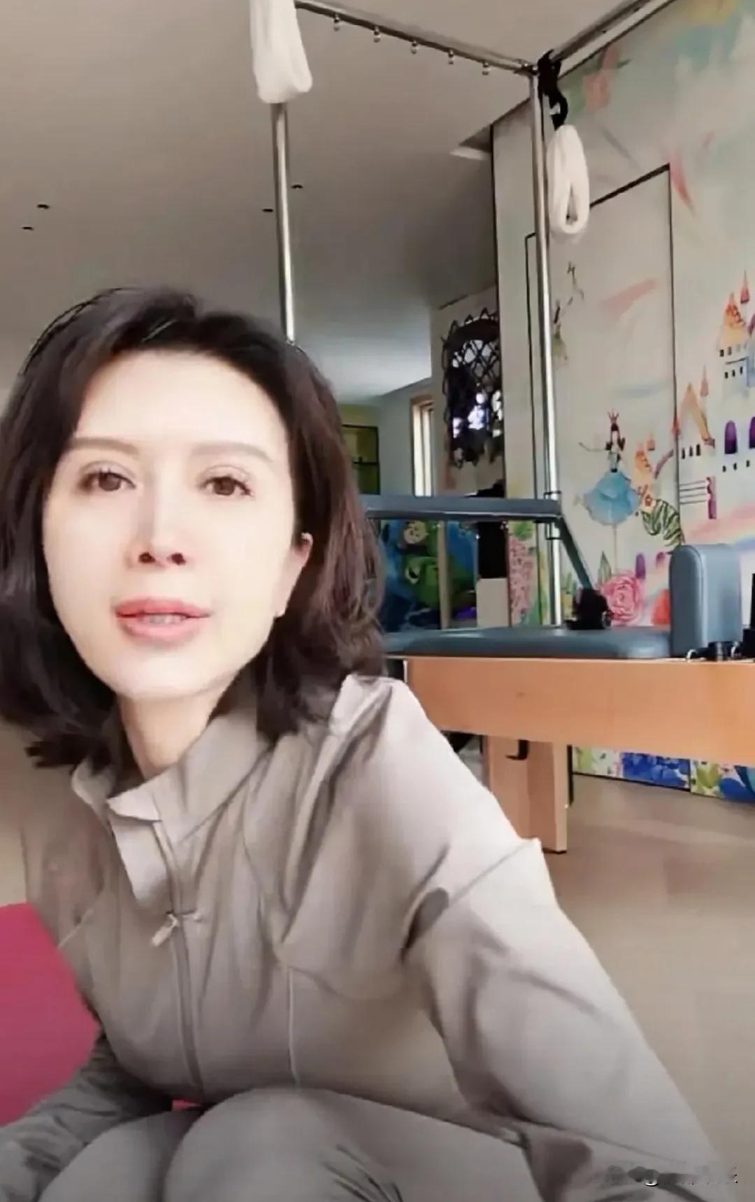 于东老婆，侧面回应！3月17日，“孔雀公主”金巧巧的一场日常直播，硬生生被网