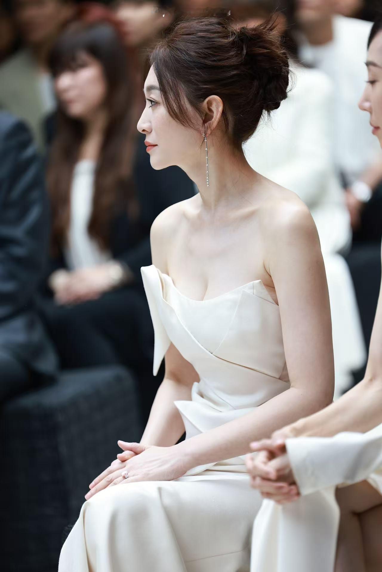 太喜欢这种冷白皮的美女了李小冉