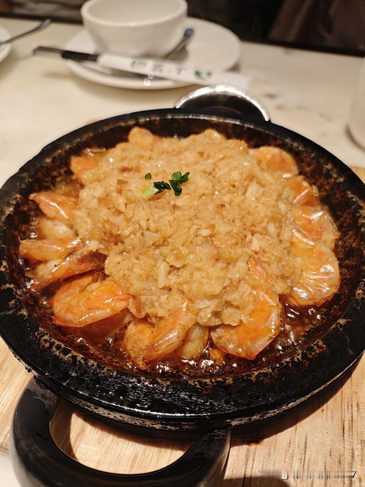 昨天出去吃饭，要了个蒜蓉大虾，宣传页上那个下又大又亮，我们当即决定要这个菜。
