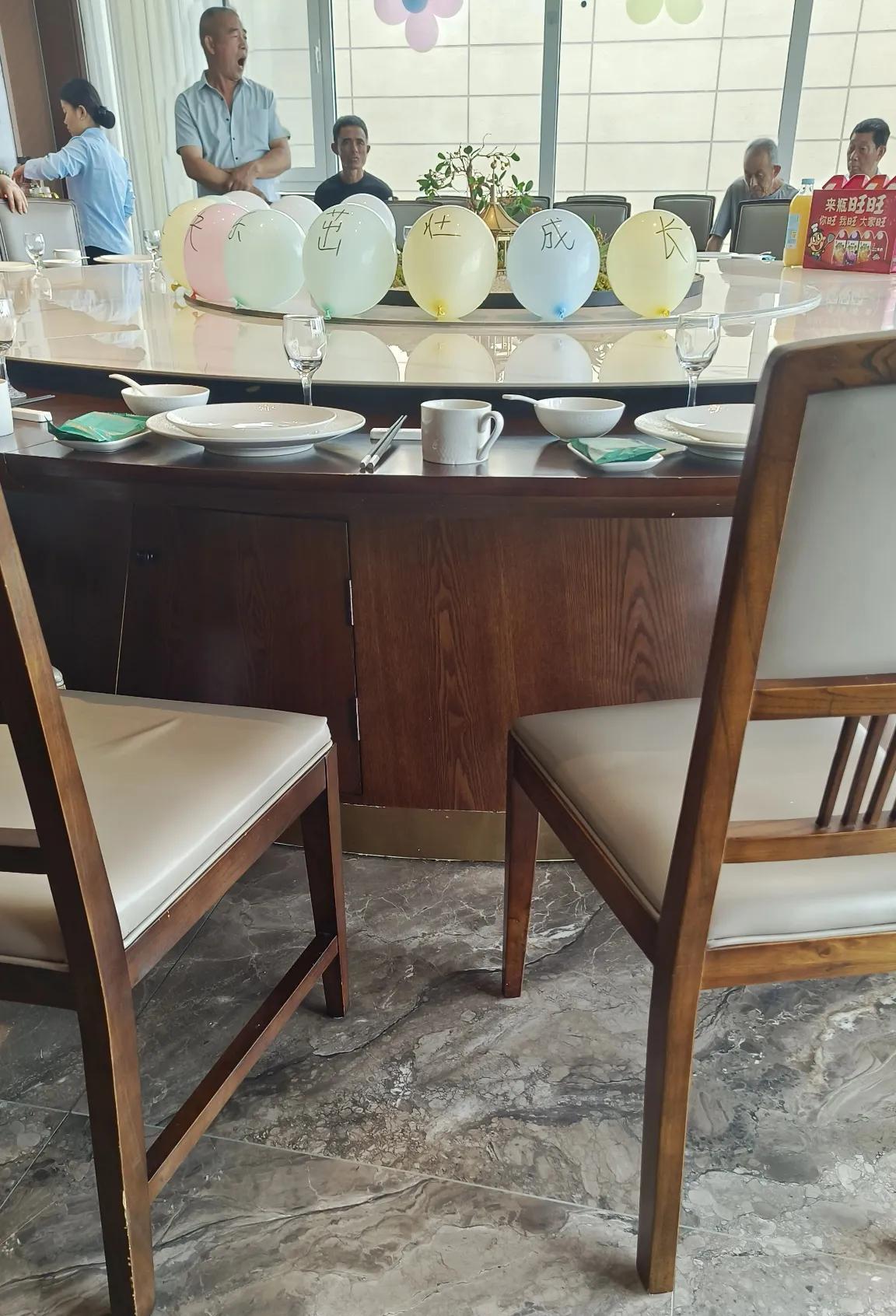 前几日回高密老家，给表侄女的一胎过百日，表侄女在青岛生活，对象是在单位认识的，公