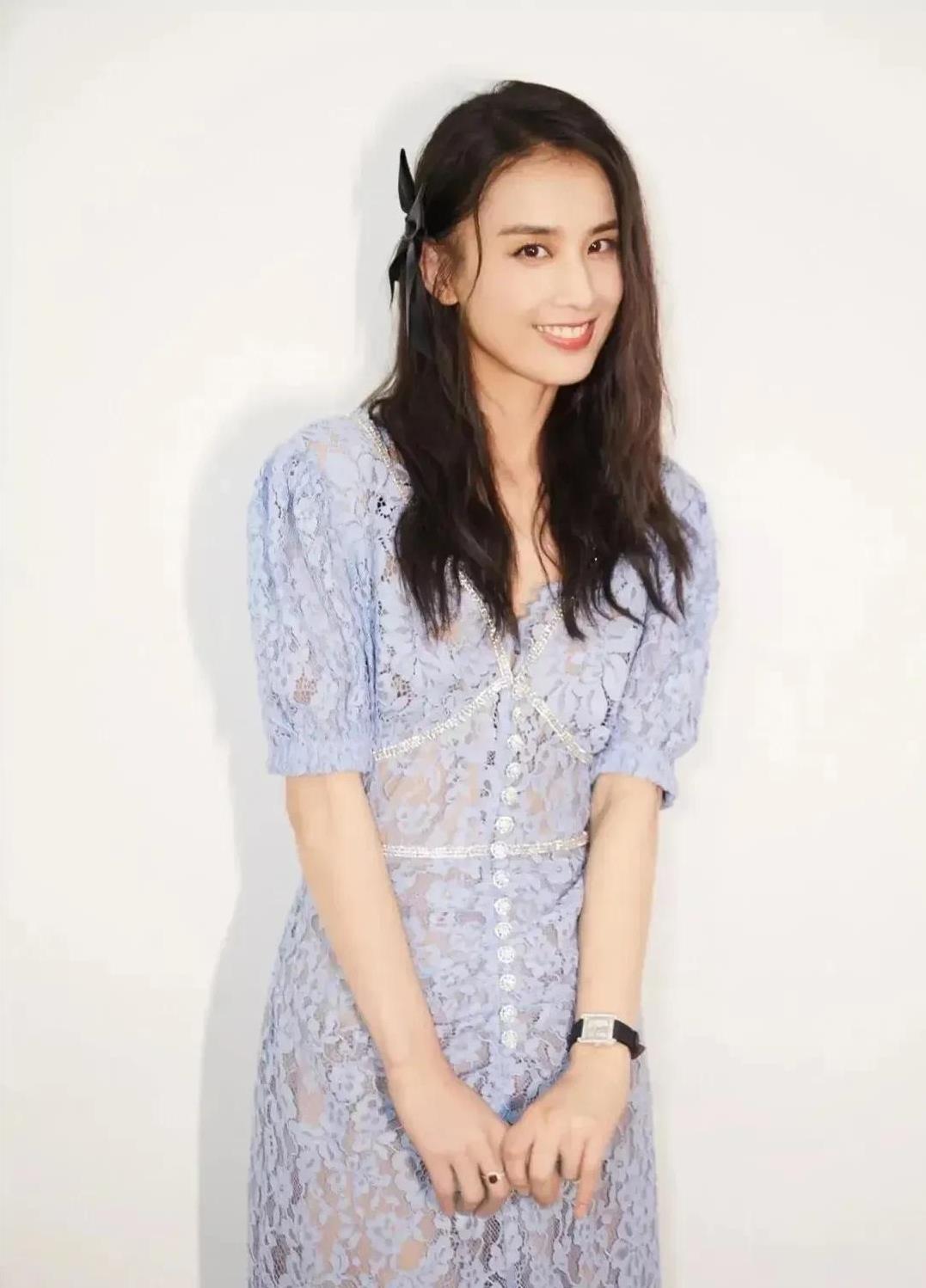 主持人问黄圣依的妈妈:“你支持黄圣依离婚吗？”黄母毫不掩饰地回答说:“早就看不惯