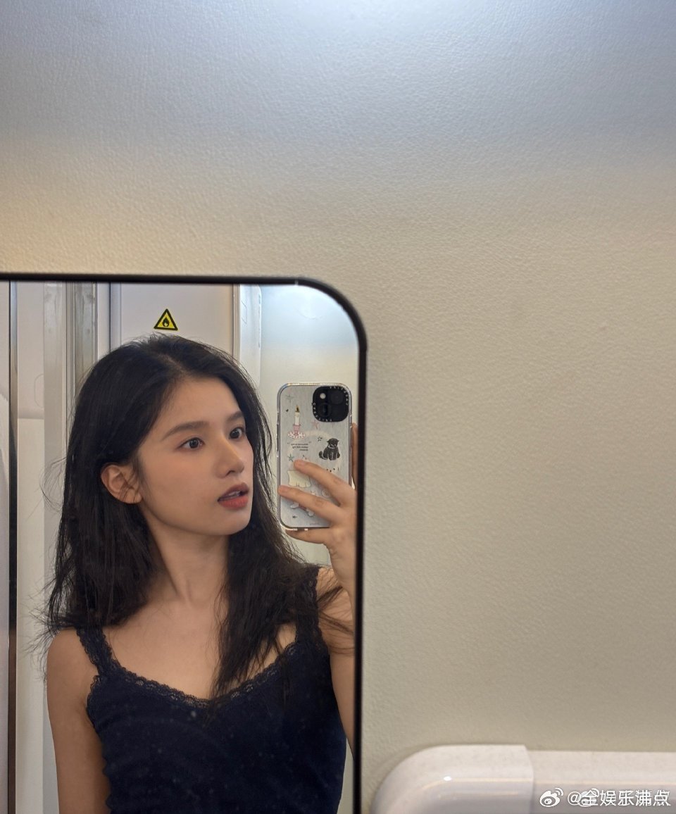 张婧仪谁说演员不能看镜头公主的眼睛生来会爱人，张婧仪看向镜头的瞬间，温柔与真诚