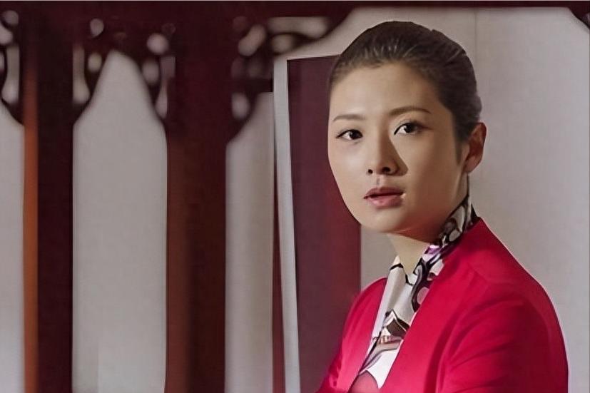 她曾是本山传媒第一美女，当红时被开除，如今与昔日判若两人。 在东北曲艺圈