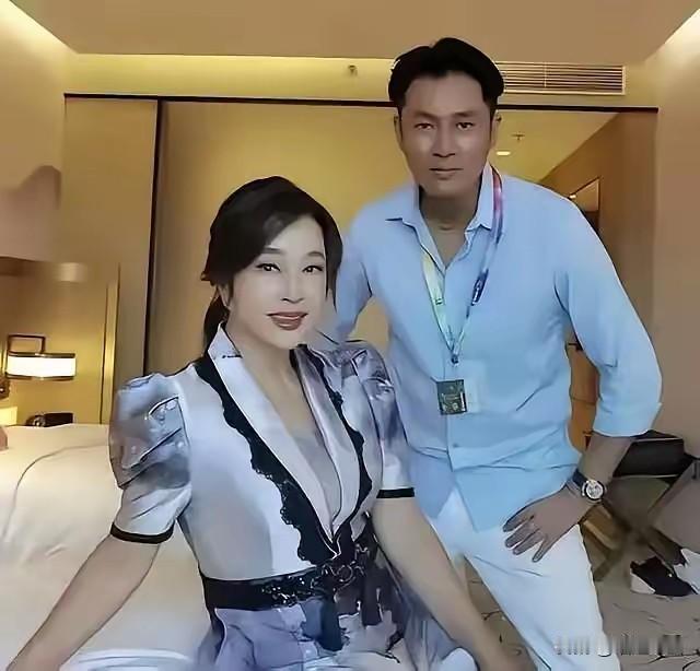 牡丹花下死！70多岁高龄的刘晓庆，这一次还是栽了，被自己的小助理古柯曝光私事，直