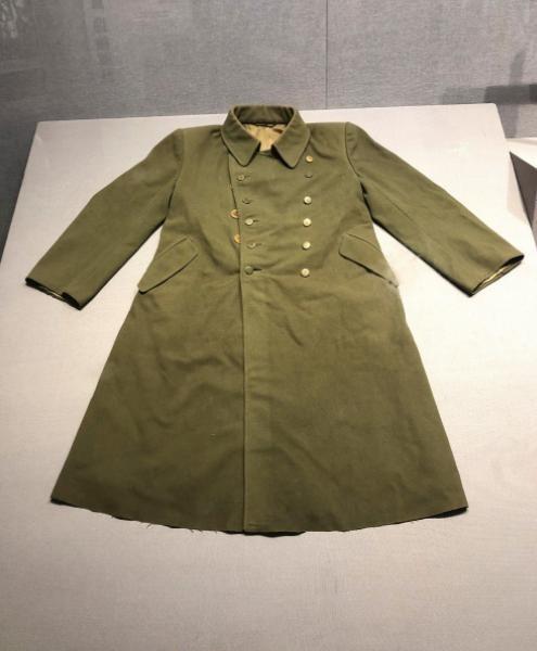 1939年，八路军连长钟茂华缴获了一件日军的呢子大衣，当他向司令员杨成武炫耀时，