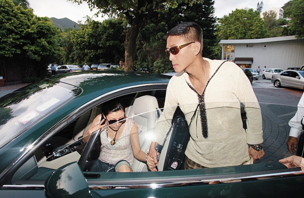 一张许晋亨带着李嘉欣出行的旧照，看着那个时候的两人，还很年轻的样子。许晋亨一