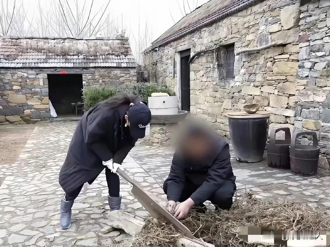 杨幂在拍《生万物》在山东农村住了4个月，扛化肥磨茧子，连牛都跟她亲！以前总觉