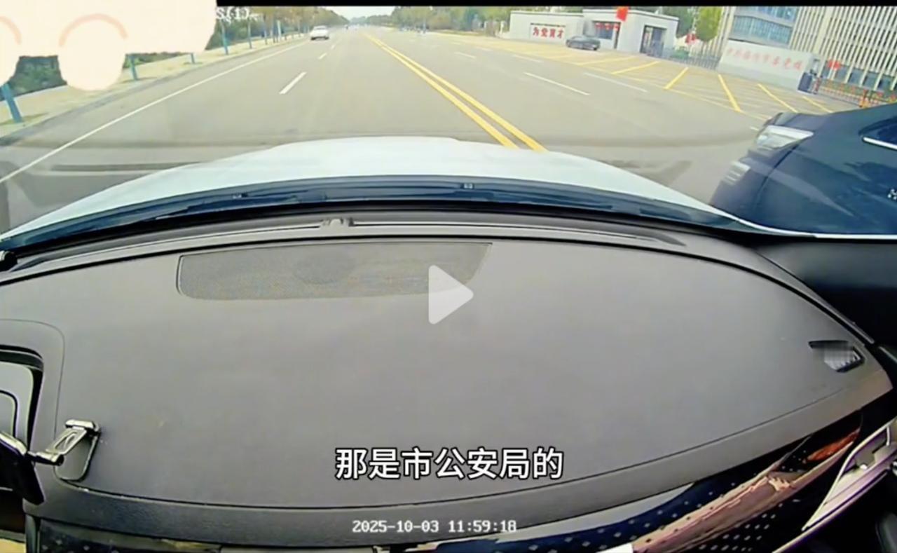 “这回不嚣张了吧？”10月3日，山西临汾，一辆黑色商务车在变道时影响了后方车
