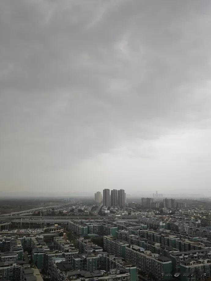 坐标成都，这是雨？是雾？还是沙尘？这两天有不少人都注意到成都的天空有点不太对劲儿