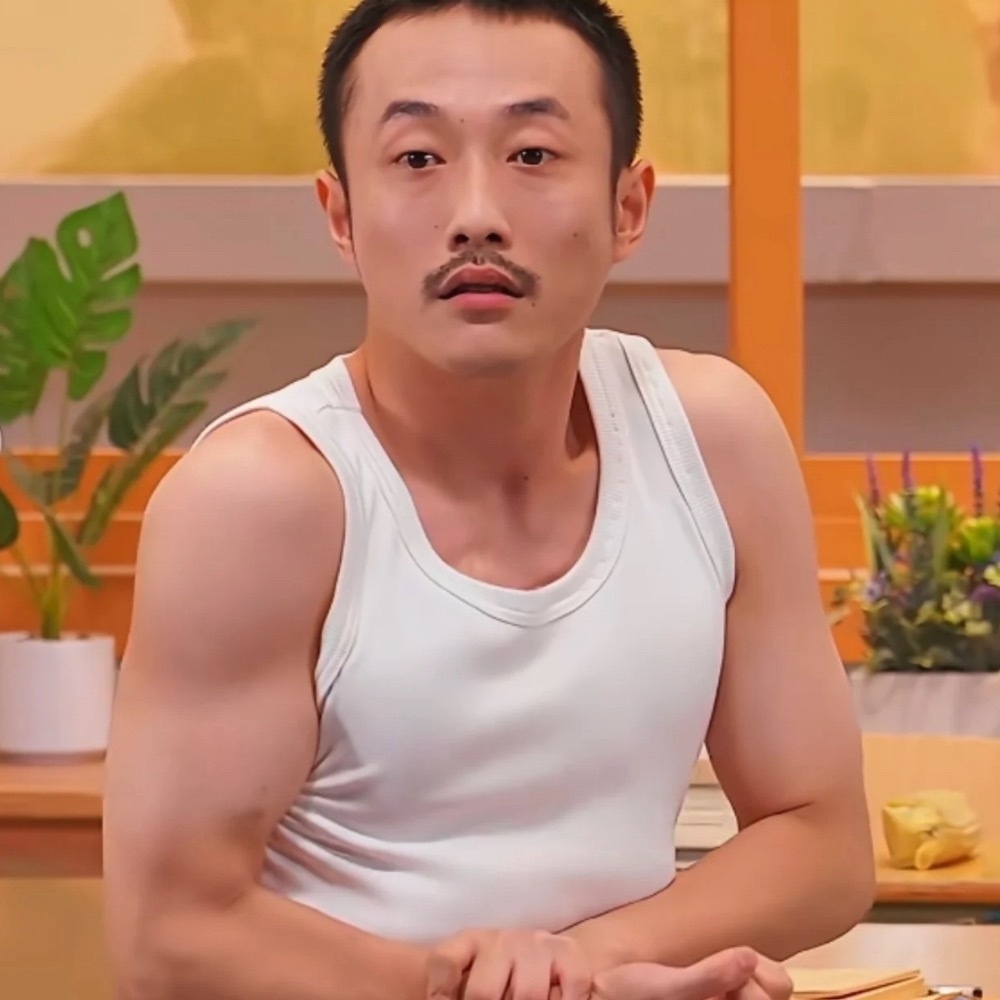 张兴朝肌肉是假的张兴朝老师之前说穿的肌肉衣，肌肉是假的，谁家肌肉衣黑白两个色啊，