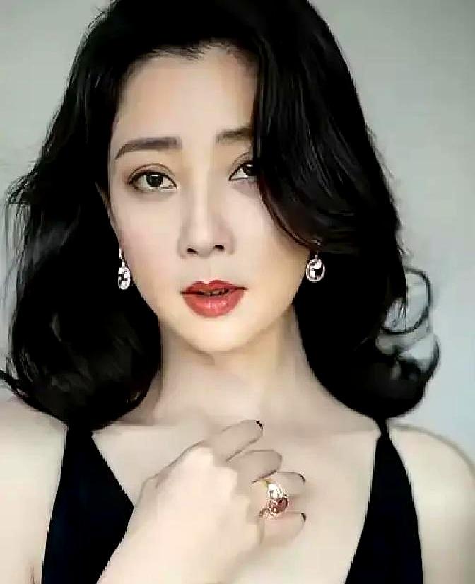 2009年，身价过亿的大佬当众指着殷桃的鼻子骂：“你一个臭戏子，凭什么管我的事儿