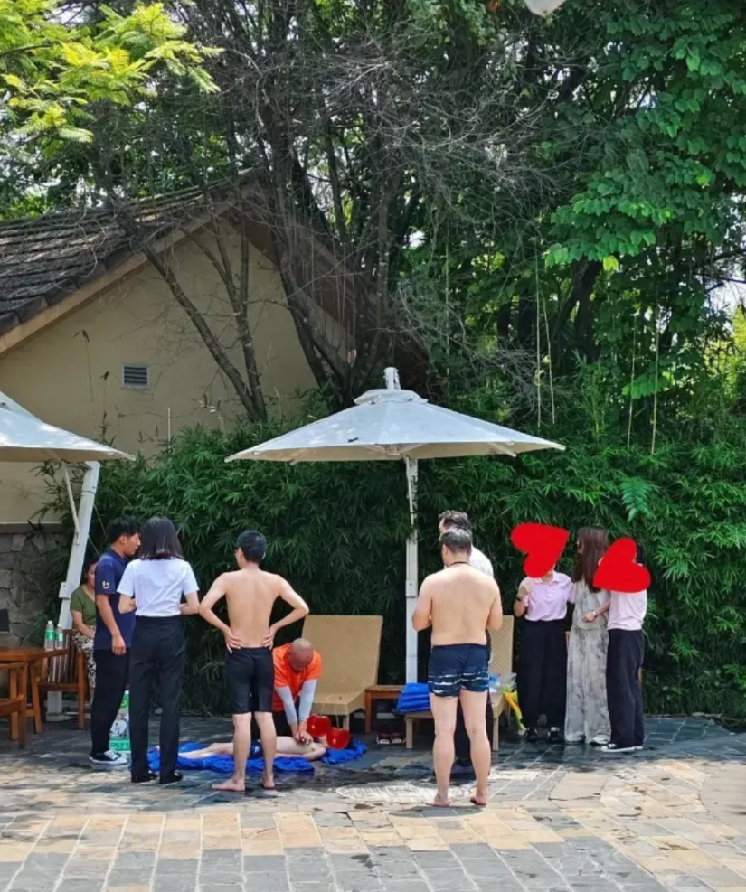 四川乐山，男童在游泳池不幸溺水，被游客发现后救上了岸，经过十多分钟的急救，男孩才