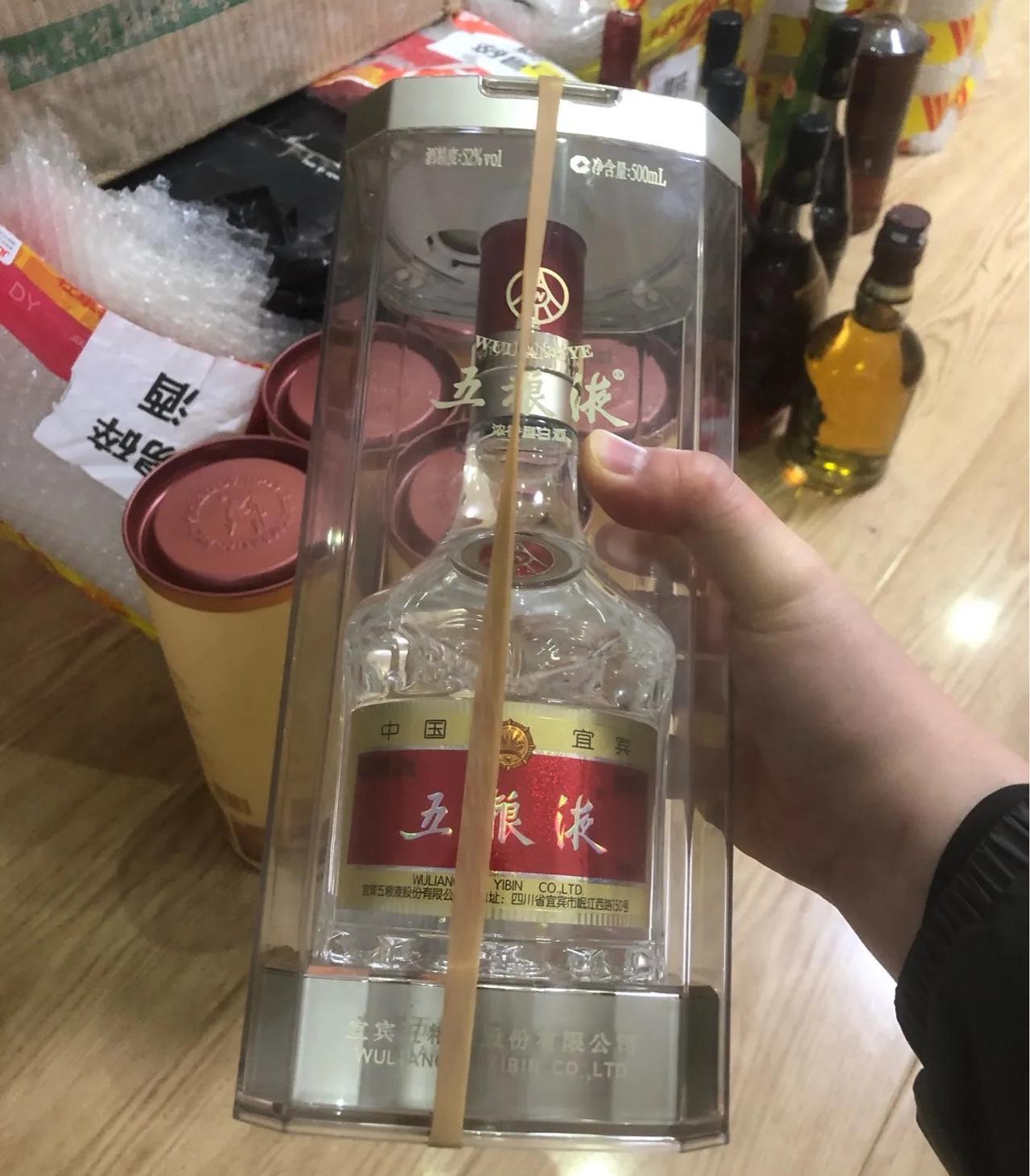 五粮液财报延期公布，很多人以为最慌的是股民。其实不是。最慌的，可能是“不