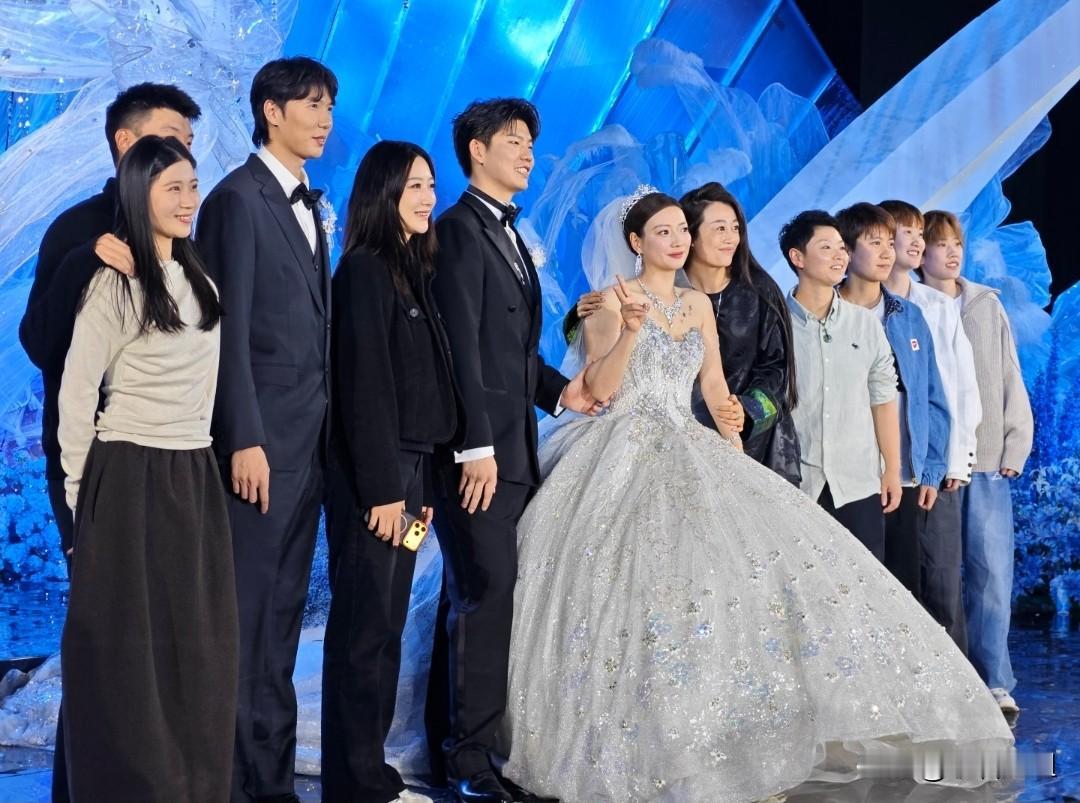 一觉醒来，发现刘雨辰黄雅琼的婚礼成了“国家队团建”现场！伴郎团最矮1