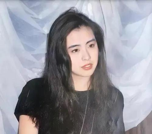 1990年，王祖贤第一次去北京拍广告，片酬200万。坐出租车时她给司机5块钱，司