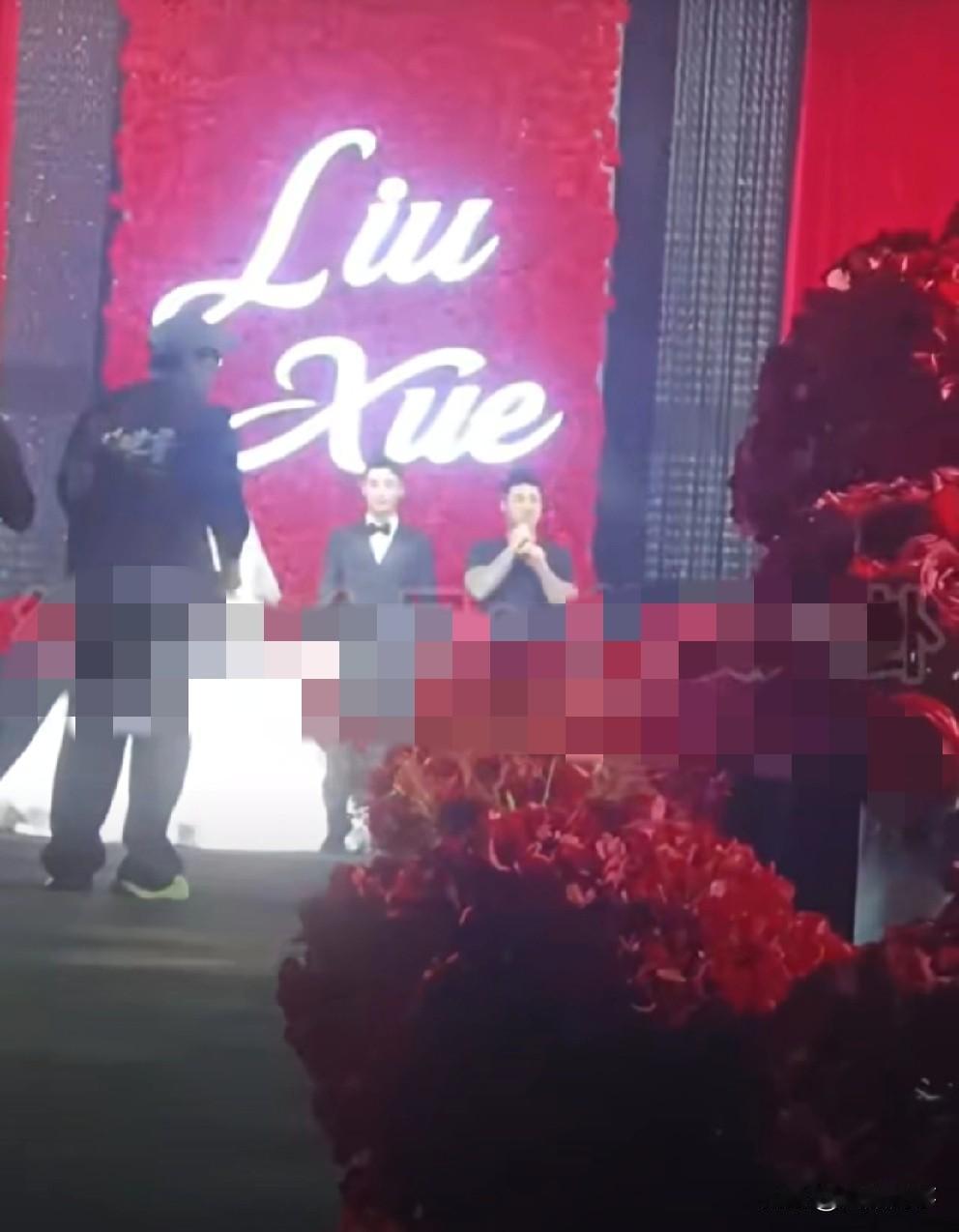 仙家洋登台讲话落泪，与腿腿直播甜蜜搂抱！在婚礼现场，仙