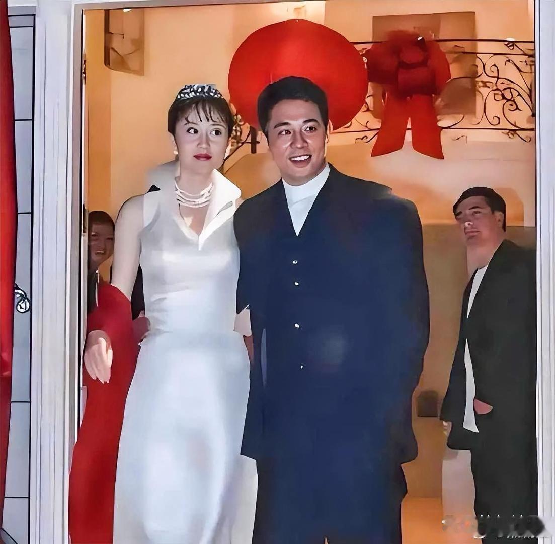1999年，利智和李连杰举行婚礼，从婚礼照片来看，利智似乎表情有些无奈​
