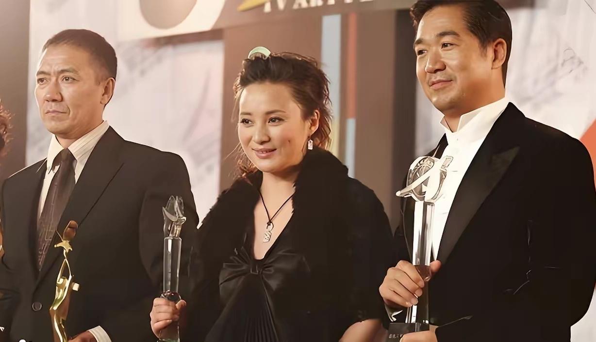 三位获奖明星同框：我认出了西装笔挺、目若朗星的李幼斌与曲眉丰颊、唇若涂朱的张国立