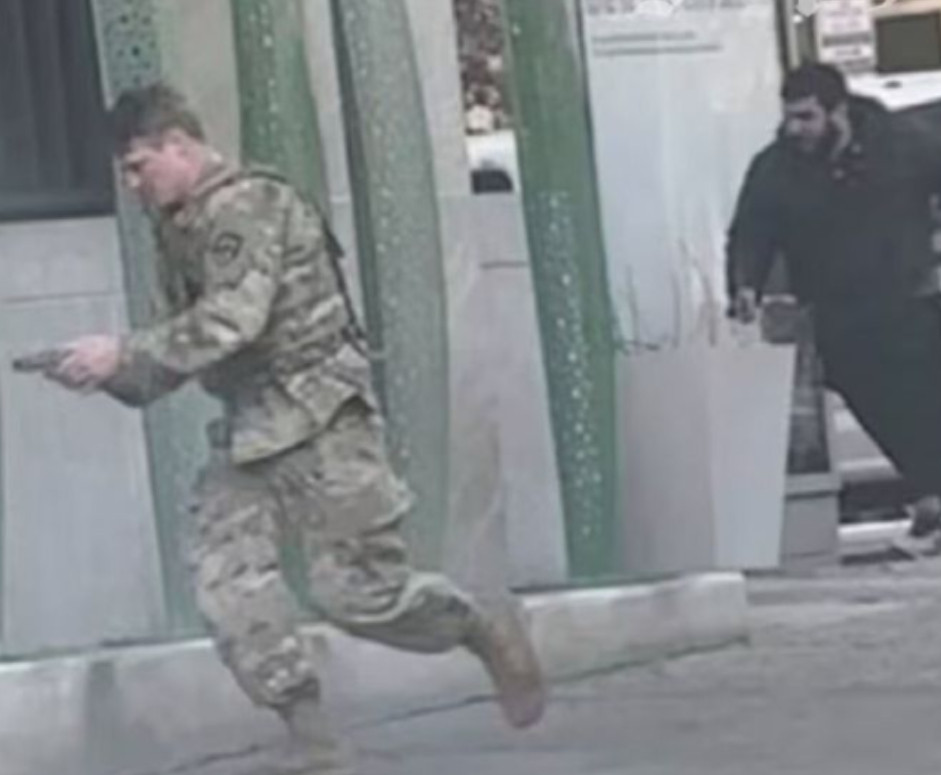 美军士兵在白宫外被轻松杀害，原因竟和枪支有关，美军工衰落可见一斑！不久前，两名正