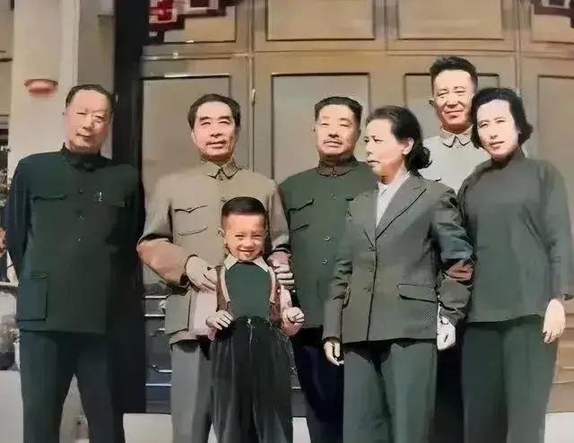 【泛黄影像里的家国温情】一张泛着岁月柔光的老照片中，周恩来总理与贺龙、聂荣臻元