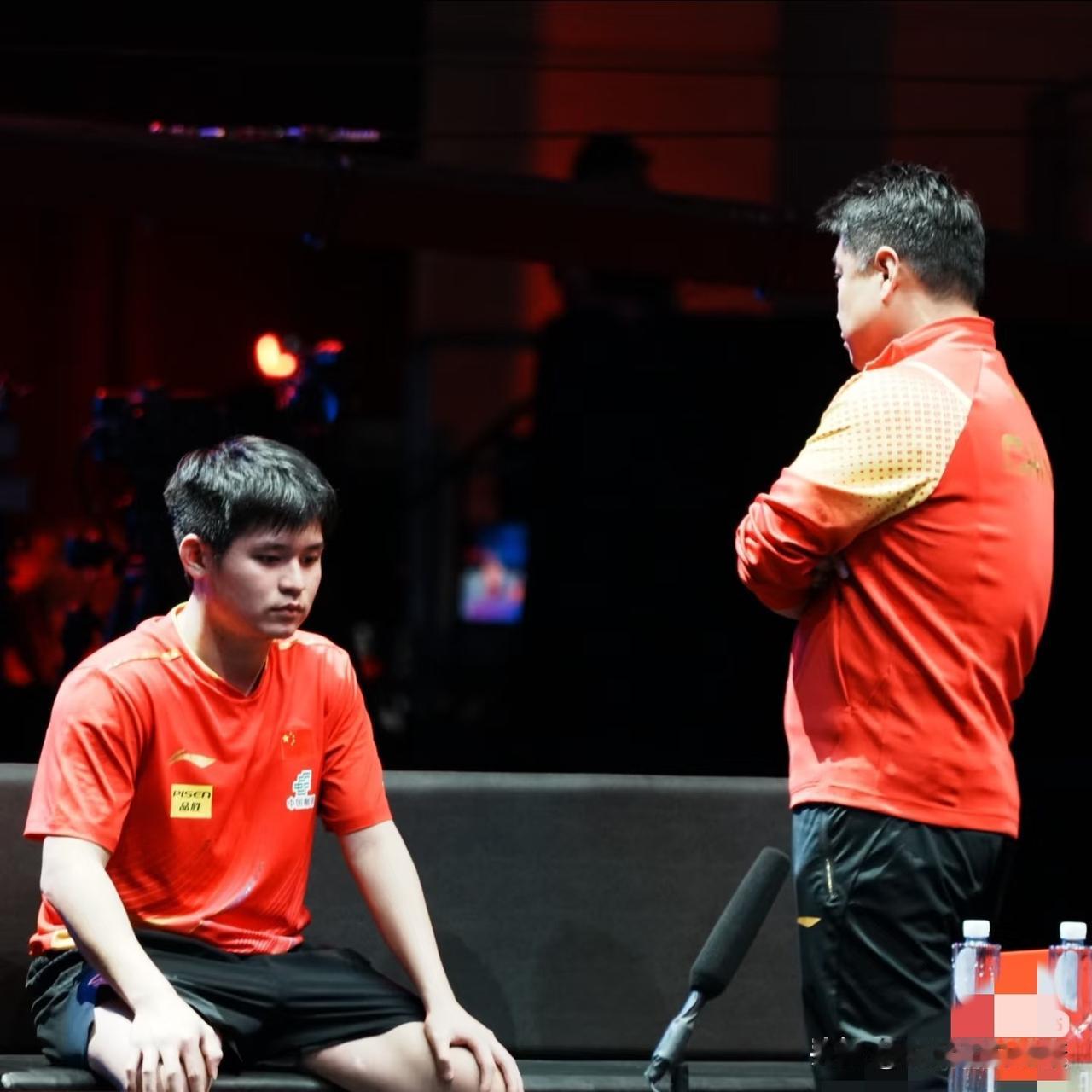 王皓可别当林诗栋场边指导了，真的，看不下去了。这一年，我们眼睁睁看着一个灵气